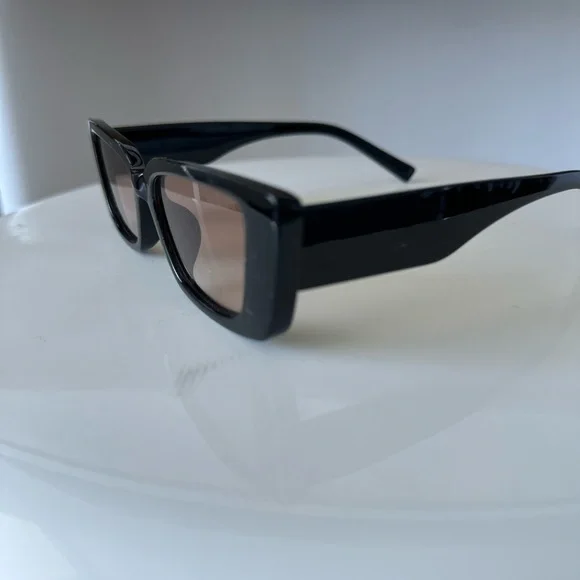 New never worn sunglasses - Picture 3 of 4